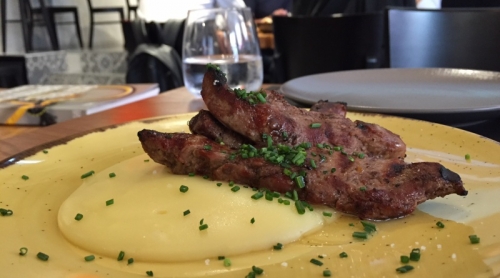 Lombinhos de borrego neozelandês, servidos com puré de batata e molho de hortelã