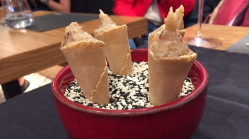 Cones de bolacha com recheio de côco queimado doce 